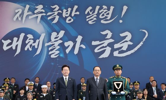 충무무공훈장 수여 기념촬영 하는 이재명 대통령