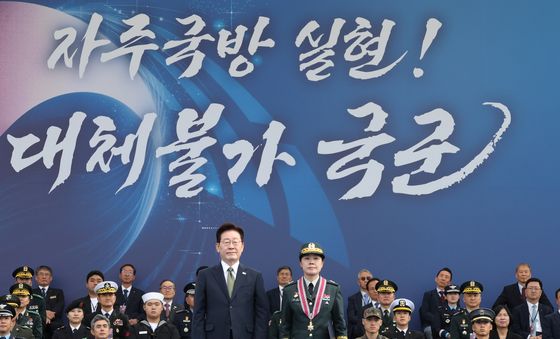 보국훈장 천수장 수여 기념촬영 하는 이재명 대통령