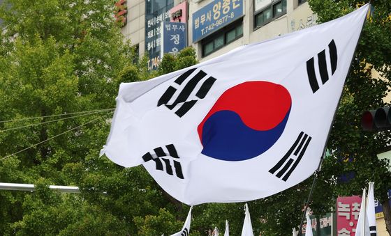 '박정희 동상 존치' 환호하는 집회 참가자들