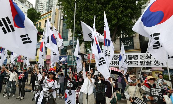 박정희 동상, 철거 위기 넘겼다
