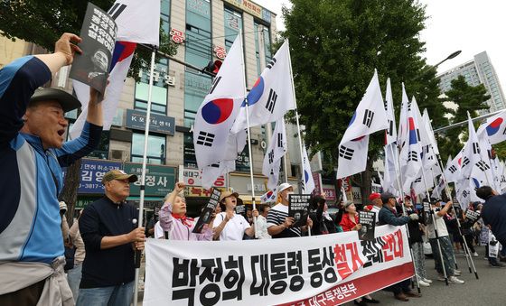 박정희 전 대통령 동상, 동대구역 그대로