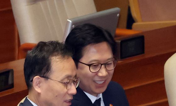 대화 나누는 이형일·배경훈