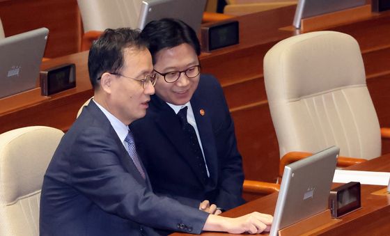 대화 나누는 이형일·배경훈