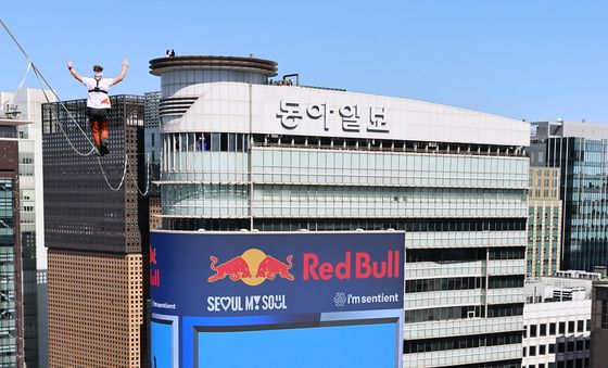 광화문 빌딩 사이를 외줄 하나로 가로 지르다