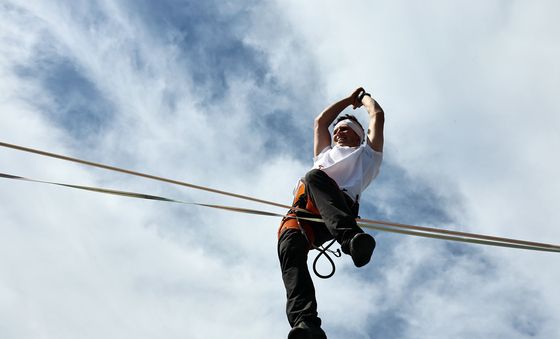 120m 상공서 줄타기 하며 퍼포먼스 펼치는 얀 루스