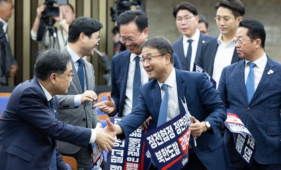의원들과 인사 나누는 한병도 원내대표