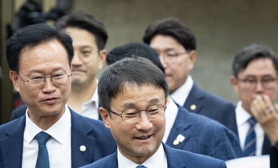 '북한도발 규탄' 손팻말 들고 의총 입장하는 한병도 원내대표