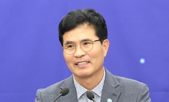 환하게 웃으며 기자회견 시작하는 이원택 도지사