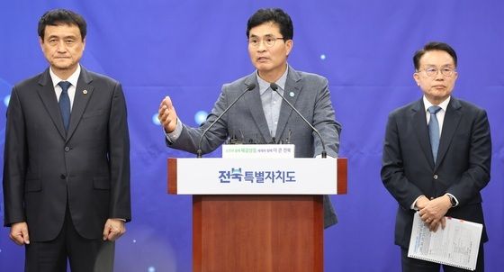 발언하는 이원택 도지사