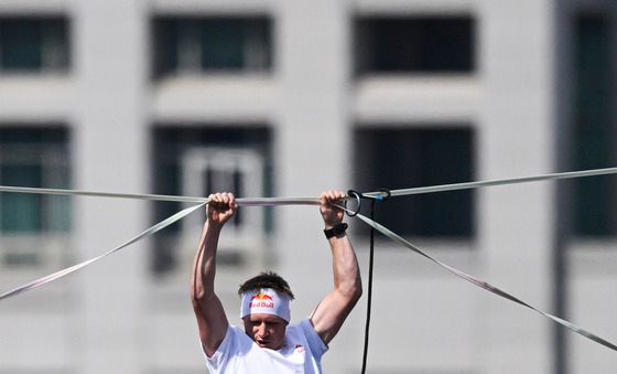 서울 도심 빌딩 사이 고공 줄타기