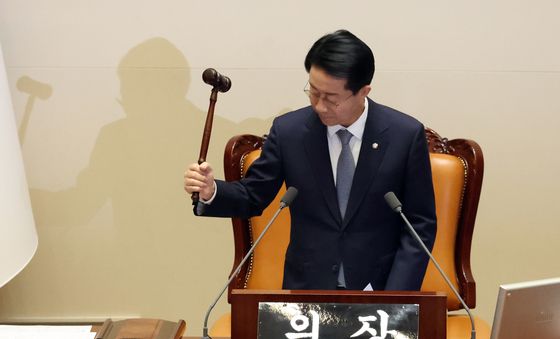 의사봉 두드리는 조정식 국회의장