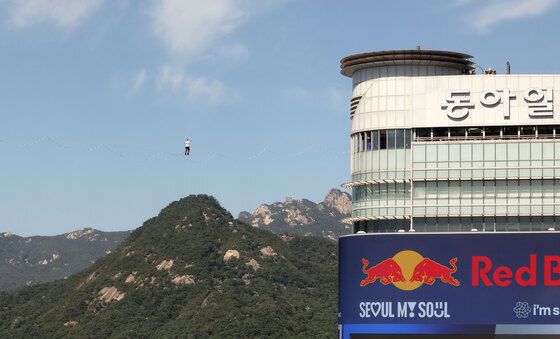 광화문 상공 외줄로 누비는 얀 루스