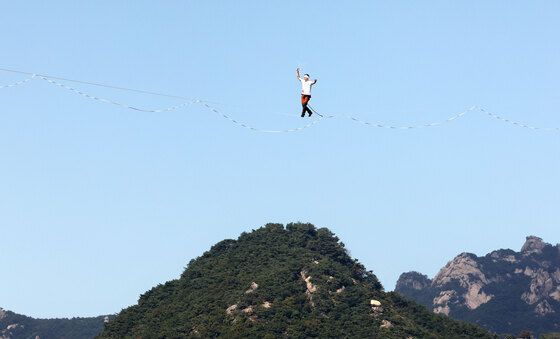 얀 루스 '서울 하늘을 배경으로'