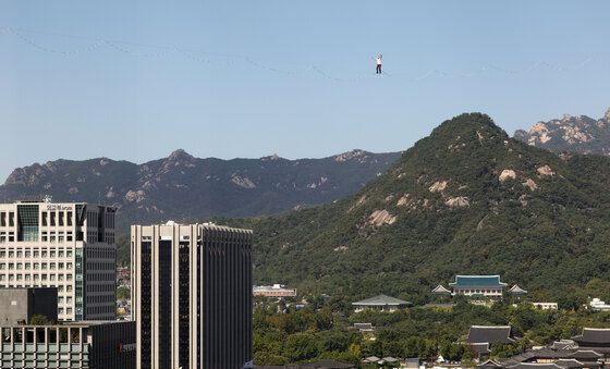 '청와대를 배경으로 도심 상공 줄타기'