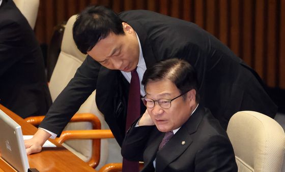정성국 의원과 대화 나누는 정점식 원내대표