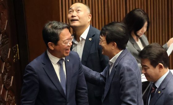 與 법사위 간사와 인사 나누는 김승원 의원