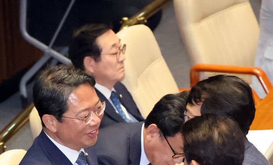 與 법사위 간사와 인사 나누는 김승원 의원