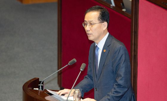본회의 인사말하는 이형일 부총리 겸 재정경제부 장관