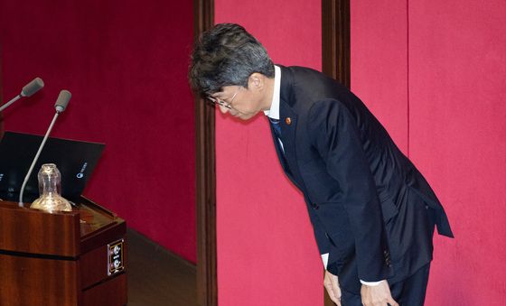 의원들 향해 인사하는 홍지선 장관