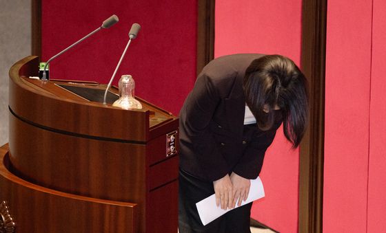야당 의원들 향해 인사하는 이소영 장관