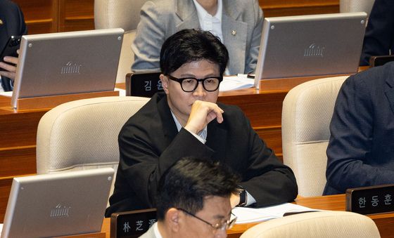 본회의 지켜보는 한동훈 의원
