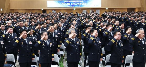 국기에 경례하는 경찰 수뇌부