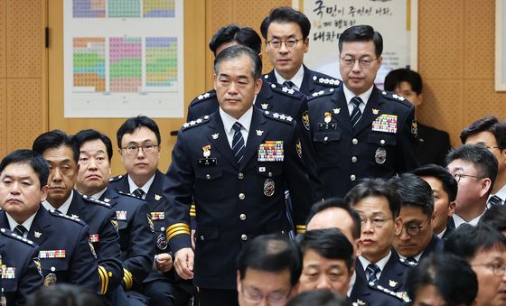 지휘관 회의 입장하는 김종철 경찰청장 직무대행