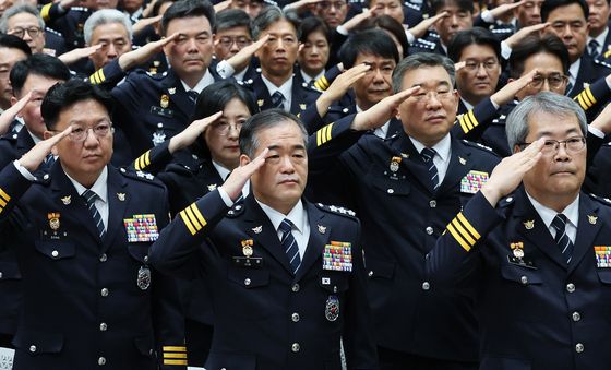 국기에 경례하는 경찰 수뇌부