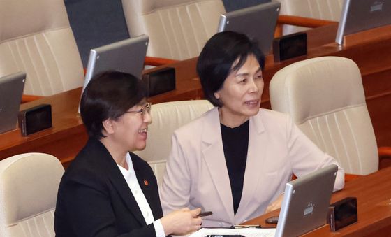 정은경 장관과 대화 나누는 최민희 최고위원