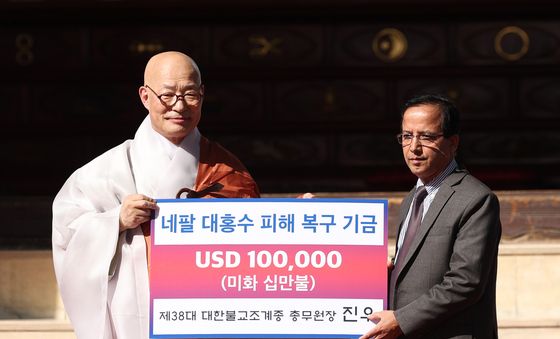 네팔 대홍수 피해 복구 기금 10만 달러 전달하는 진우 스님