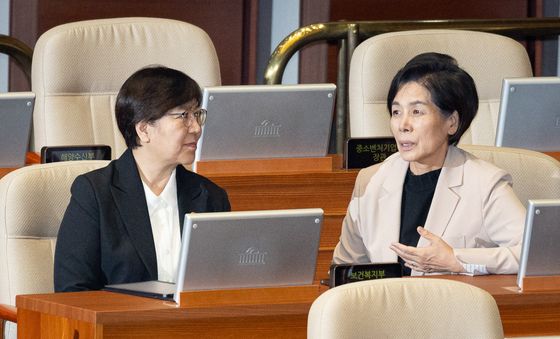 정은경 복지부 장관과 대화 나누는 최민희