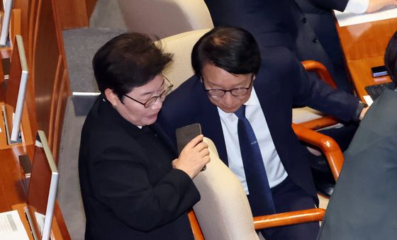 대화 나누는 與野 정책위의장