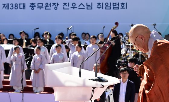 합장하는 진우스님
