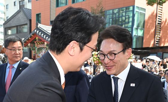 개혁신당 비대위원장과 인사 나누는 김민석 대표
