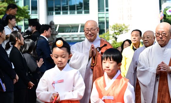 취임법회 참석하는 진우스님