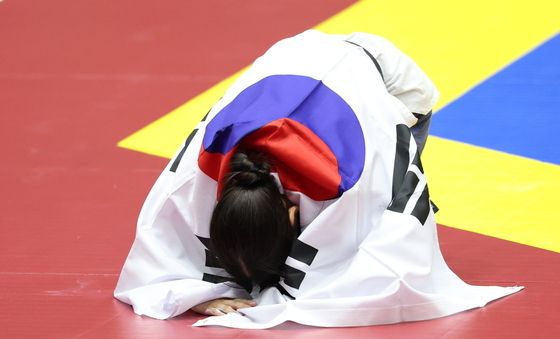 큰절하는 정하은, 아시안게임 태권도 여자 개인 품새 금메달