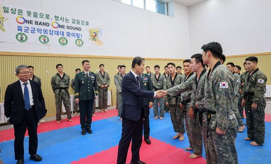 장병 격려나선 권오을 보훈부 장관