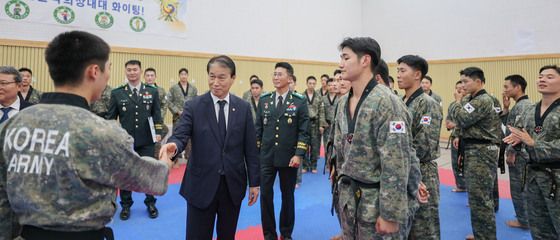 장병 격려하는 권오을 장관