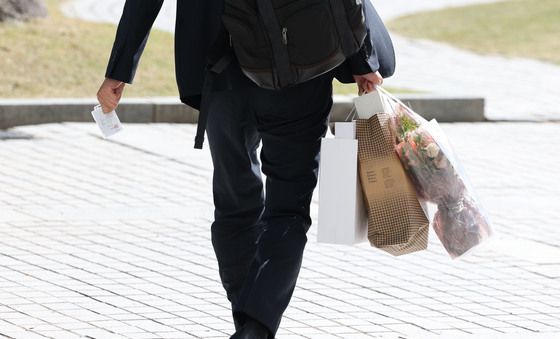 '공소청 출범 하루 앞으로' 퇴근하는 대검찰청 직원