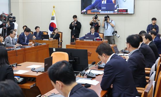 국감 증인 출석요구의 건 상정하는 유동수 위원장