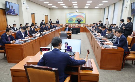 정무위원회 개의하는 유동수 위원장