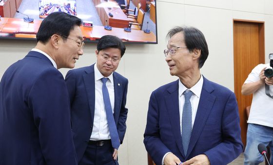 여야 간사와 대화하는 유동수 정무위원장
