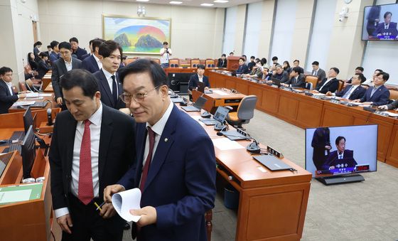 정무위 증인 채택 반발 퇴장하는 국민의힘