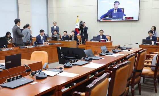 野 반발 퇴장 속 통과되는 정무위 국감 증인 채택의 건