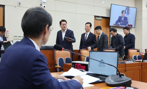 퇴장하는 국민의힘 정무위원들