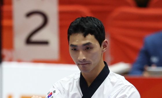 품새 결승전 경연 펼치는 윤규성