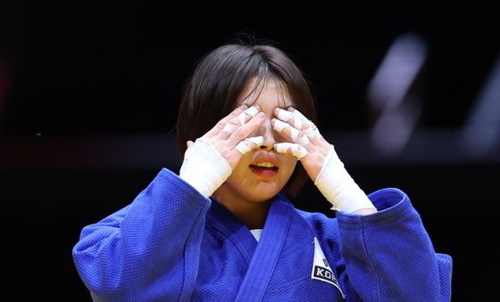 눈물 닦는 허미미