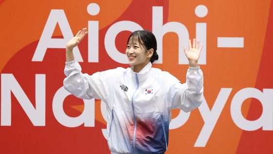 환한 미소 짓는 정하은