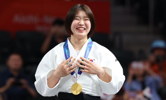 허미미, 금빛 미소