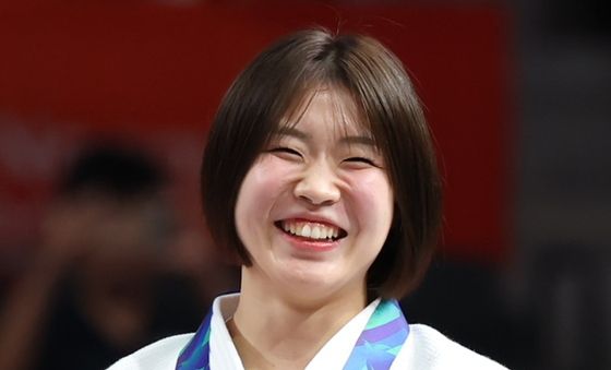 허미미, 금메달 목에 걸고 환한 미소